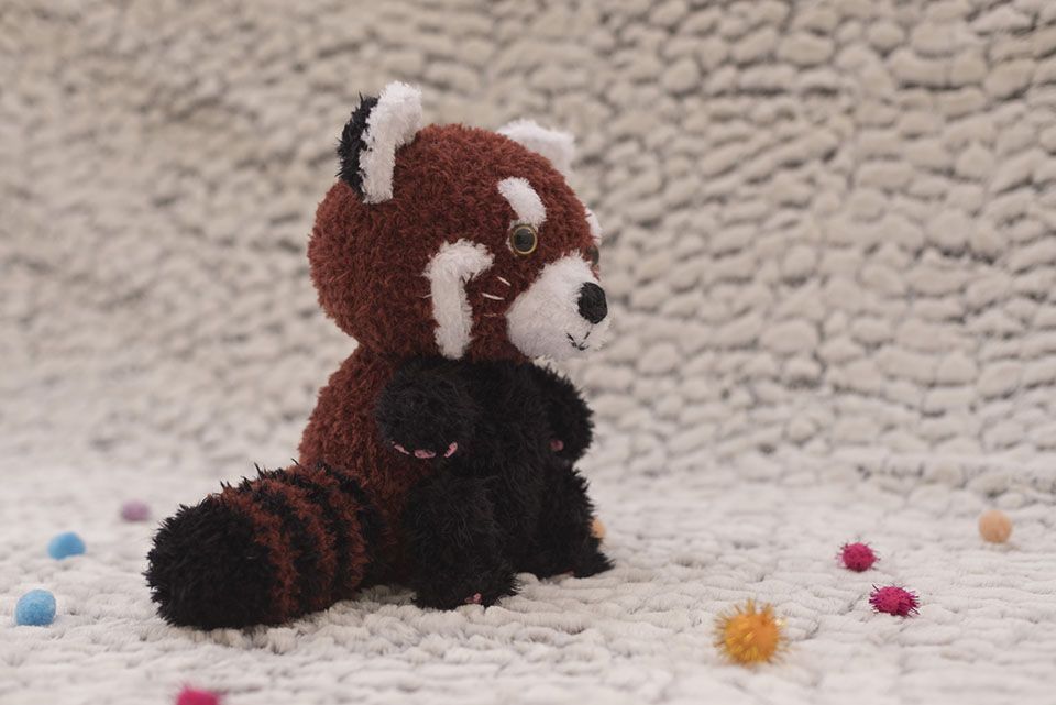 panda rojo con hilo de pelo largo