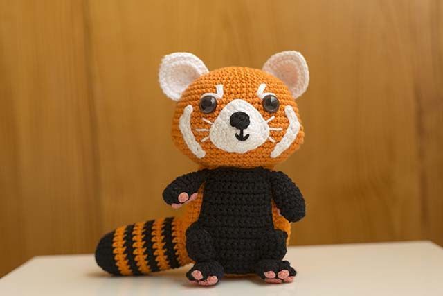 Panda rojo amigurumi