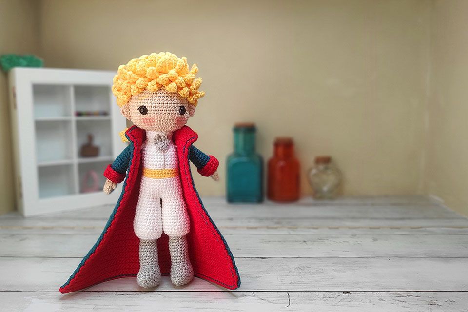 Patrón Principito traje blanco con abrigo amigurumi