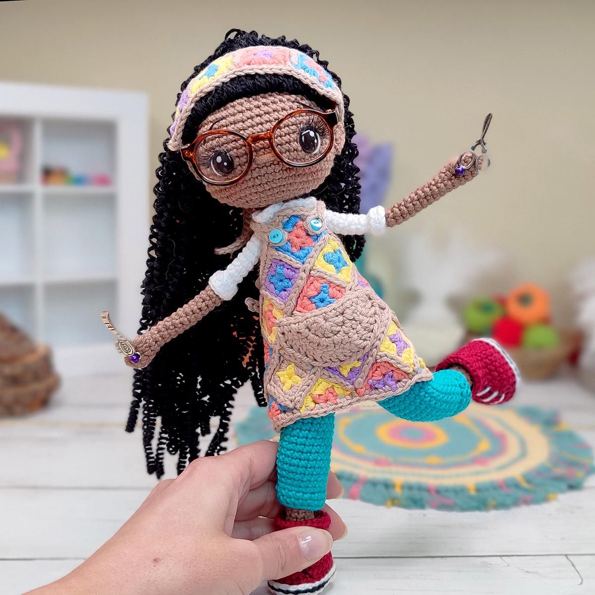 Muñeca con delantal de grannies amigurumi