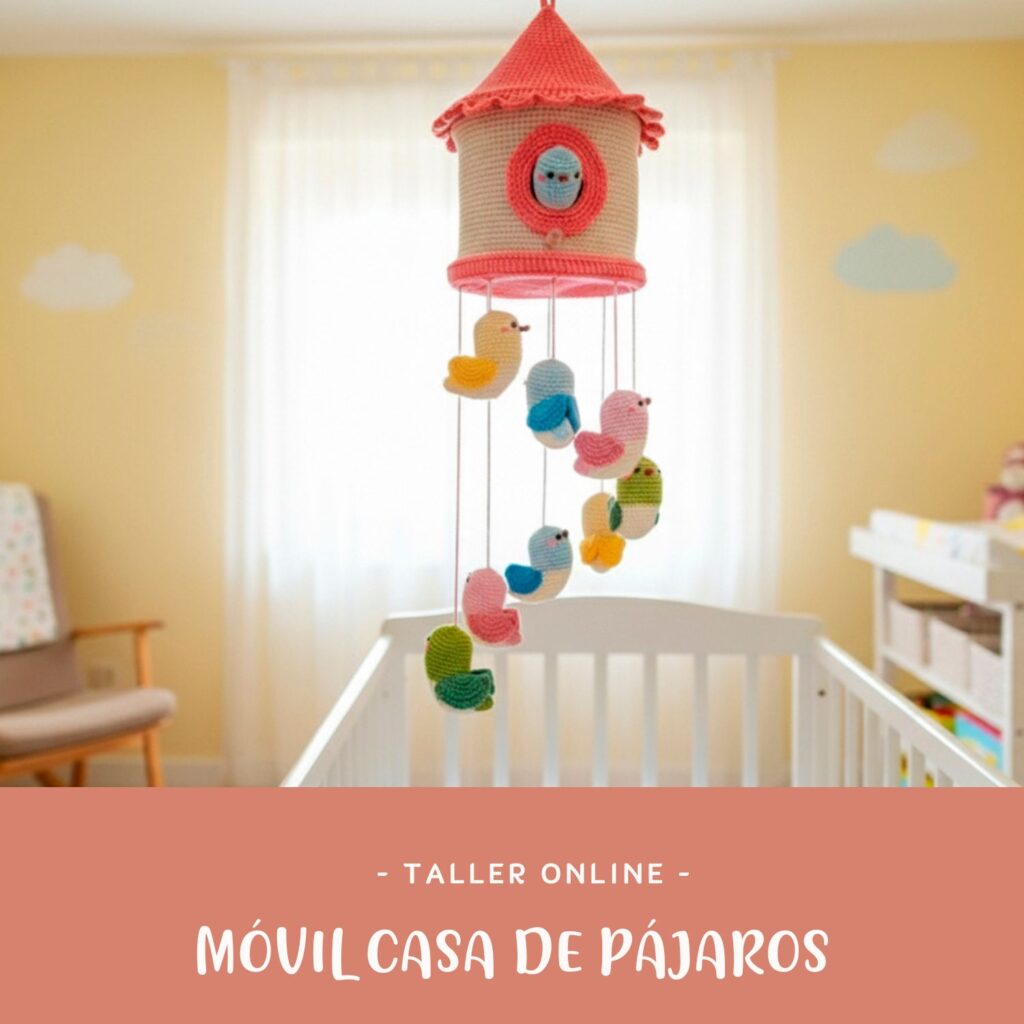 Móvil amigurumi casa de pájaros tejido a crochet con casita albaricoque y blanco y ocho pajaritos de colores colgando – taller online paso a paso de Amigudolls