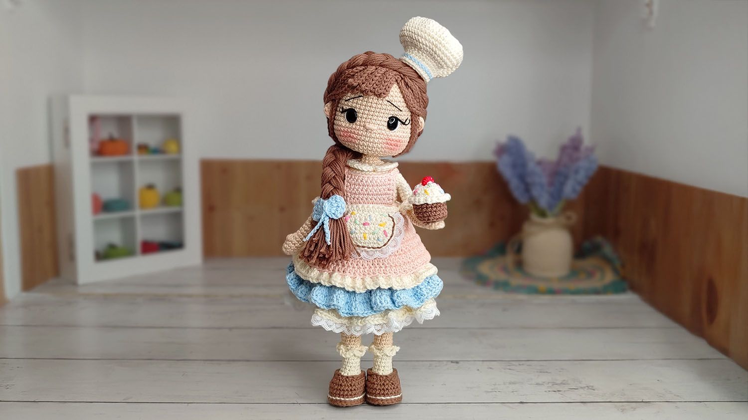 Madeleine la pastelera, muñeca amigurumi del CALmigudolls de Amigudolls